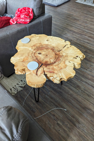 Couchtisch aus Ahorn mit Epoxidharz