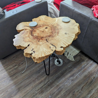 Couchtisch aus Ahorn mit Epoxidharz