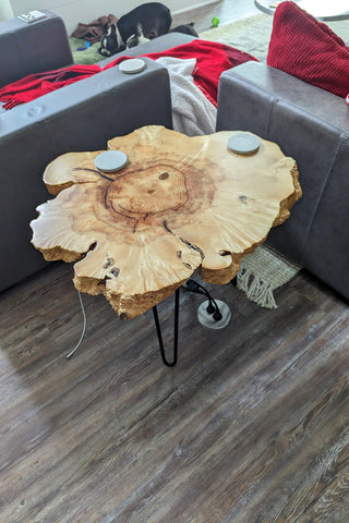 Couchtisch aus Ahorn mit Epoxidharz