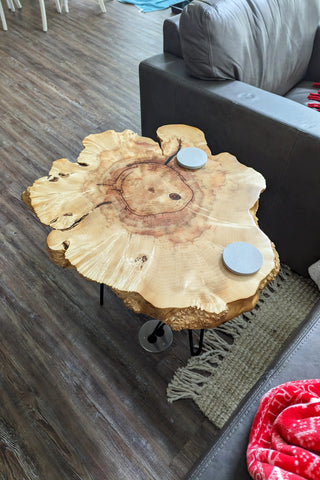 Couchtisch aus Ahorn mit Epoxidharz