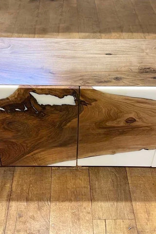 TV-Ständer aus Walnuss-Epoxidharz