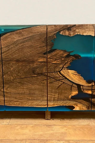 TV-Ständer aus Walnussharz