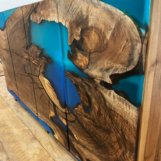 TV-Ständer aus Walnussharz