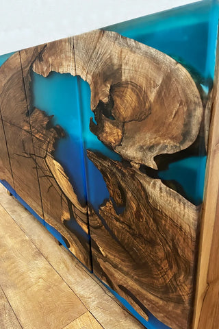 TV-Ständer aus Walnussharz