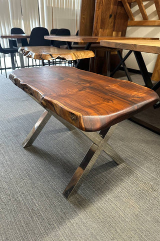 Couchtisch aus massivem Nussbaumholz mit natürlicher Kante