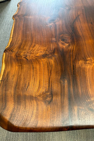 Couchtisch aus massivem Nussbaumholz mit natürlicher Kante