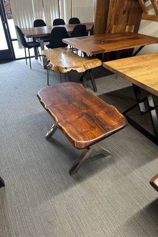 Couchtisch aus massivem Nussbaumholz mit natürlicher Kante