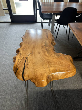 Couchtisch aus massivem Holz mit natürlicher Baumkante