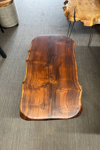 Couchtisch aus massivem Nussbaumholz mit natürlicher Kante