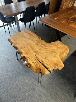 Couchtisch aus massivem Holz mit natürlicher Baumkante