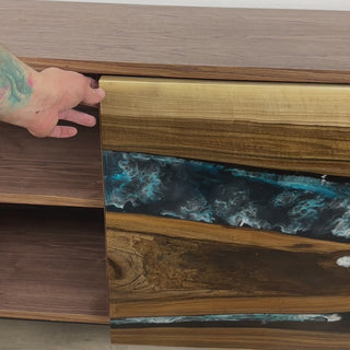 Maßgeschneiderte River Credenza aus Walnussholz und Epoxidharz