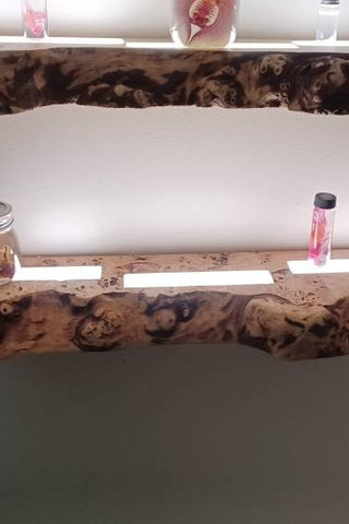 Holz-Epoxid-Regale mit Licht