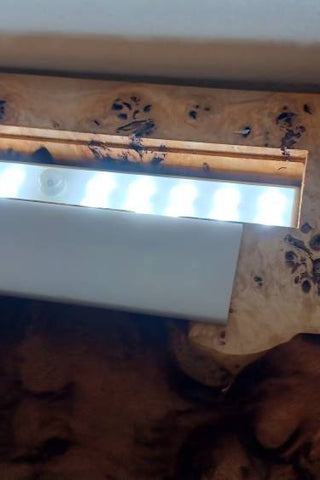 Holz-Epoxid-Regale mit Licht