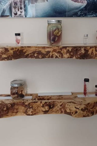 Holz-Epoxid-Regale mit Licht