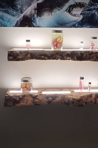 Holz-Epoxid-Regale mit Licht