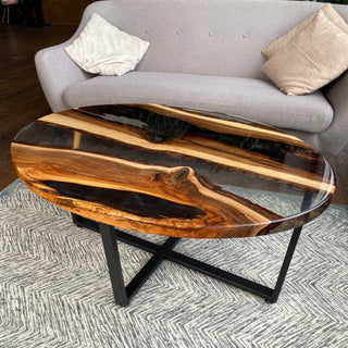 Klarer Couchtisch aus Epoxidharz