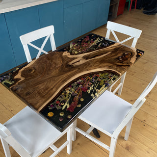 Blumenharztisch