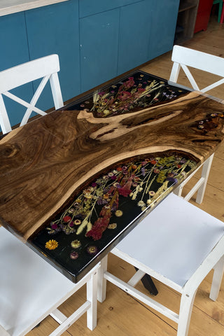 Blumenharztisch