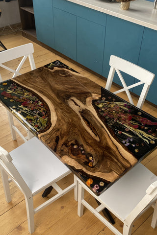 Blumenharztisch