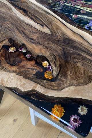 Blumenharztisch