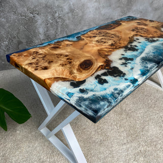 Esstisch aus Holz mit Epoxidharz