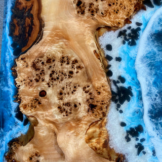 Esstisch aus Holz mit Epoxidharz