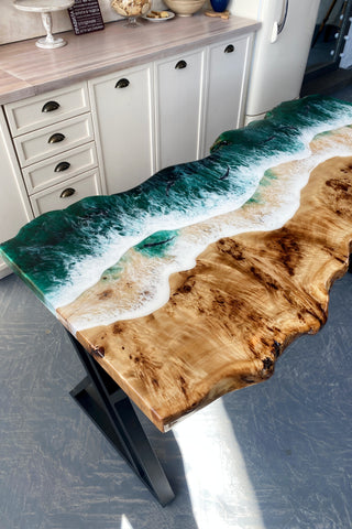 Ocean Wave Epoxy-Tisch mit leuchtenden Haien