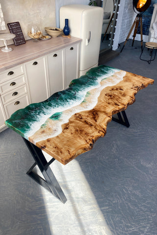 Ocean Wave Epoxy-Tisch mit leuchtenden Haien