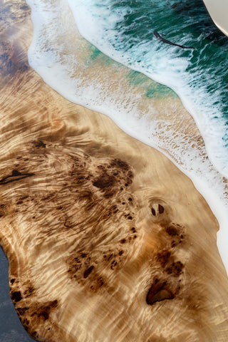 Ocean Wave Epoxy-Tisch mit leuchtenden Haien