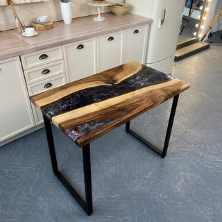 Tisch aus Holz und Epoxidharz