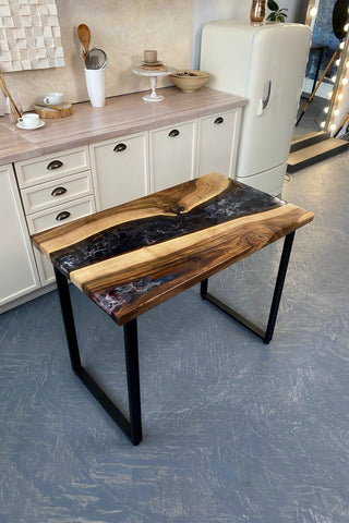 Tisch aus Holz und Epoxidharz