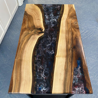 Tisch aus Holz und Epoxidharz