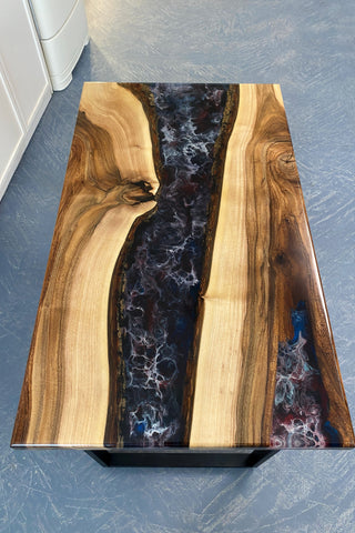 Tisch aus Holz und Epoxidharz