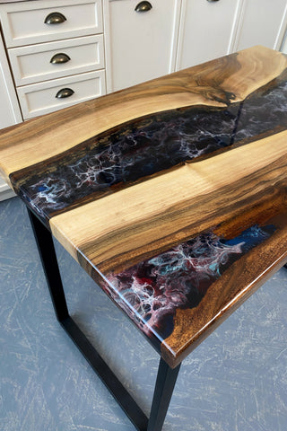 Tisch aus Holz und Epoxidharz