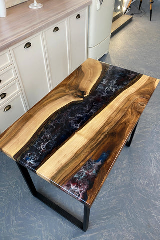 Tisch aus Holz und Epoxidharz