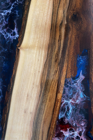 Tisch aus Holz und Epoxidharz