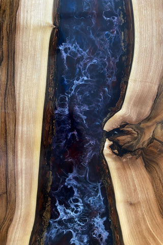 Tisch aus Holz und Epoxidharz