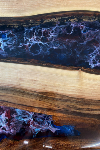 Tisch aus Holz und Epoxidharz