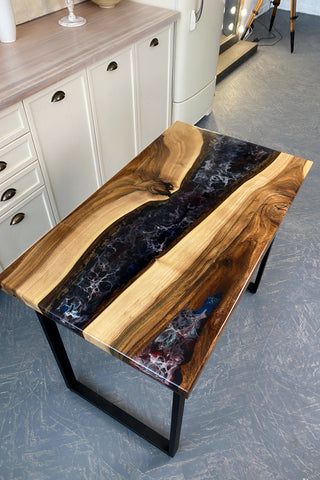Tisch aus Holz und Epoxidharz