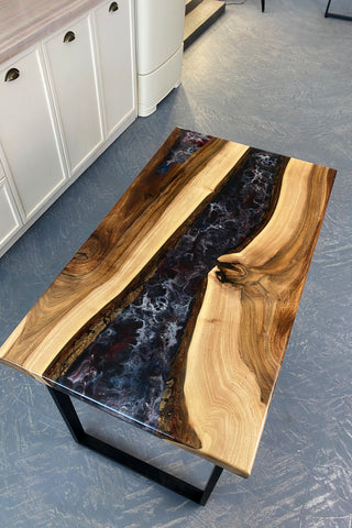 Tisch aus Holz und Epoxidharz