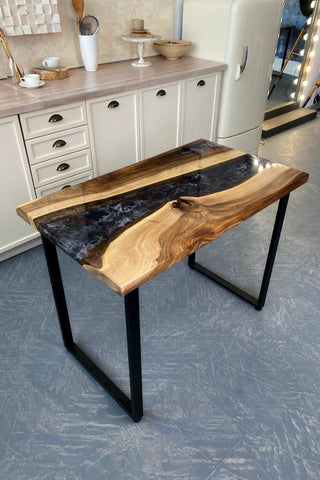 Tisch aus Holz und Epoxidharz
