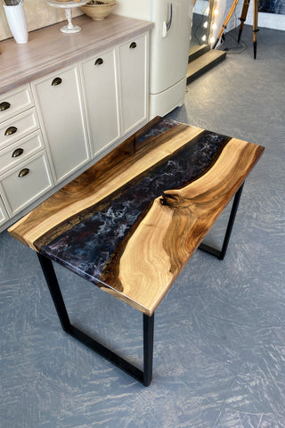 Tisch aus Holz und Epoxidharz