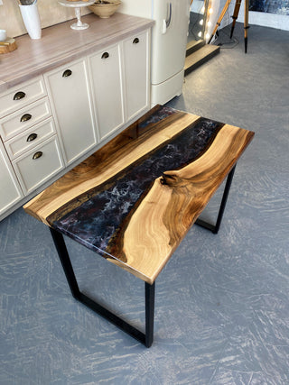 Tisch aus Holz und Epoxidharz