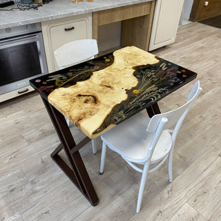 Gepresster Tisch mit getrockneten Blumen