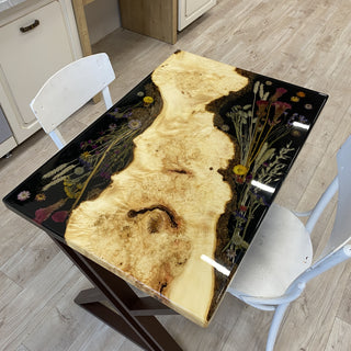 Gepresster Tisch mit getrockneten Blumen