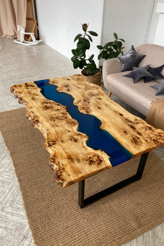 Live Edge Epoxy-Couchtisch