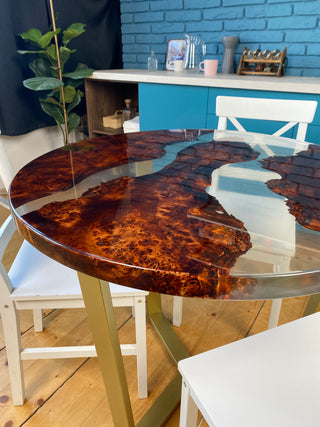 Tisch aus klarem Harzholz