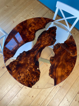 Tisch aus klarem Harzholz