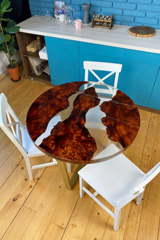 Tisch aus klarem Harzholz
