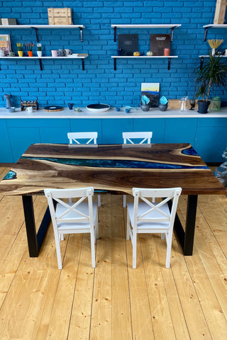 Tisch aus Kunstharz